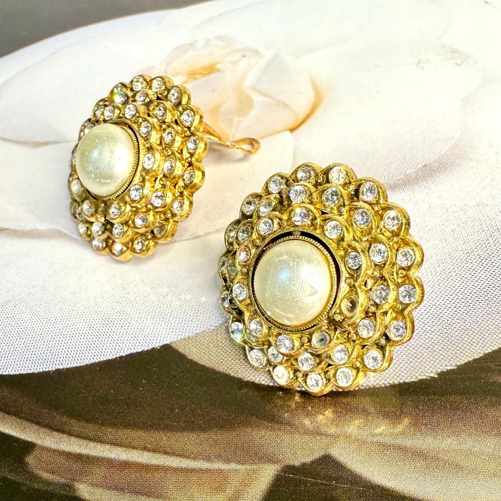 CHANEL Vintage Clip-On Earrings - Picture 3 of 7